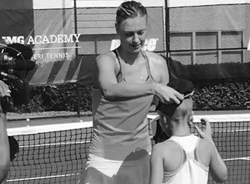 Мария Шарапова провела тренировку с девочкой, победившей рак